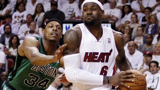 LeBron James zase táhl Miami a nastřílel 32 bodů. LeBron James zase táhl Miami a nastřílel 32 bodů.