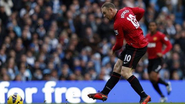 Útočník Manchesteru United Wayne Rooney má potíže s kolenem. Útočník Manchesteru United Wayne Rooney má potíže s kolenem.