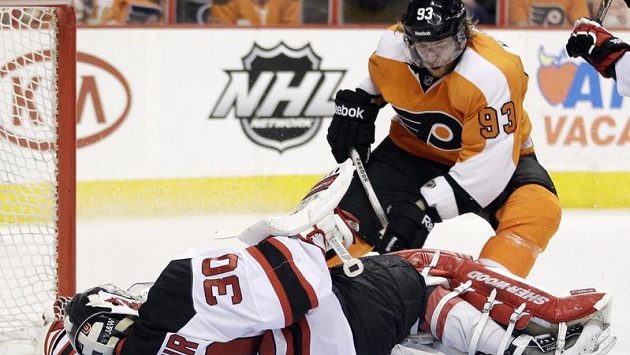 Jakub Voráček v souboji s gólmanem Martinem Brodeurem. Jakub Voráček v souboji s gólmanem Martinem Brodeurem.