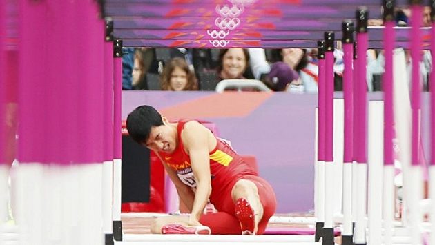 Čínský překážkář Liu Siang nedokončil ani rozběh v Londýně. Čínský překážkář Liu Siang nedokončil ani rozběh v Londýně.