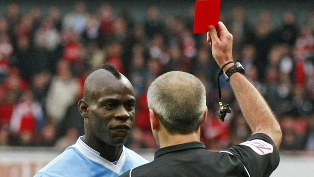 Útočník Manchesteru City Mario Balotelli vidí červenou kartu. Útočník Manchesteru City Mario Balotelli vidí červenou kartu.
