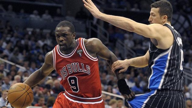 Basketbalista Chicaga Luol Deng (vlevo) přechází přes Turkogla z Orlanda Basketbalista Chicaga Luol Deng (vlevo) přechází přes Turkogla z Orlanda