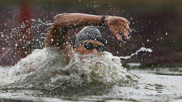 Tunisan Usáma Mellúlí vylovil z jezera Serpentine v londýnském Hyde Parku zlato v závodu na 10 km Tunisan Usáma Mellúlí vylovil z jezera Serpentine v londýnském Hyde Parku zlato v závodu na 10 km