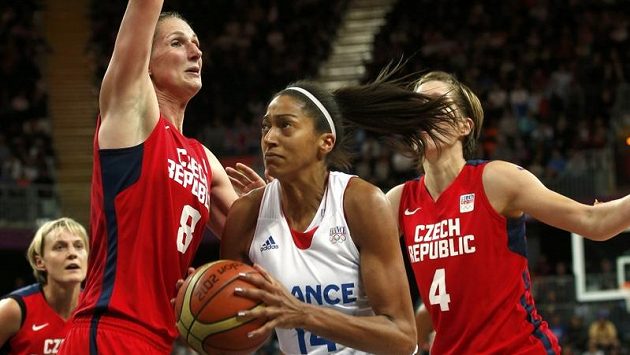 Ilona Burgrová (vlevo) a Jana Veselá (vpravo) brání pronikající Emmeline Ndongueovou z Francie. Ilona Burgrová (vlevo) a Jana Veselá (vpravo) brání pronikající Emmeline Ndongueovou z Francie.