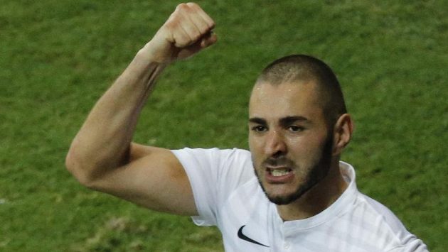 Francouzský útočník Karim Benzema se raduje ze vstřelení gólu proti Švýcarsku. Francouzský útočník Karim Benzema se raduje ze vstřelení gólu proti Švýcarsku.