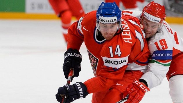 Běloruský reprezentant Dmitrij Meleško se na MS 2013 snaží zastavit českého útočníka Tomáše Fleischmanna. Běloruský reprezentant Dmitrij Meleško se na MS 2013 snaží zastavit českého útočníka Tomáše Fleischmanna.