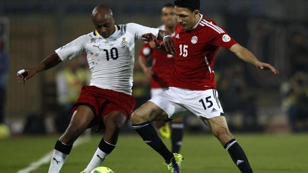 André Ayew (vlevo) v dresu Ghany bojuje o míč s Mohamadem Gedem z Egypta v kvalifikačním utkání o postup na MS. André Ayew (vlevo) v dresu Ghany bojuje o míč s Mohamadem Gedem z Egypta v kvalifikačním utkání o postup na MS.