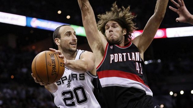 Manu Ginobili (20) ze San Antonia v souboji s Robinem Lopezem (42) z Portlandu. Manu Ginobili (20) ze San Antonia v souboji s Robinem Lopezem (42) z Portlandu.