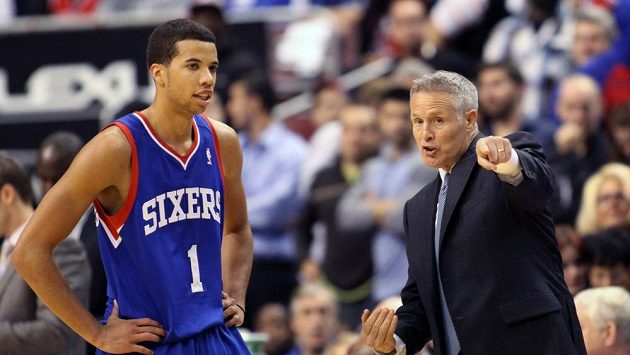 Kouč Philadelphie 76ers Brett Brown mluví během utkání proti Chicagu Bulls s Michaelem Carterem-Williamsem. Kouč Philadelphie 76ers Brett Brown mluví během utkání proti Chicagu Bulls s Michaelem Carterem-Williamsem.
