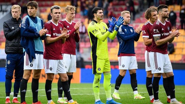 Fotbalisté Sparty Praha rozpačitě děkují fanouškům po remíze s Jabloncem. Fotbalisté Sparty Praha rozpačitě děkují fanouškům po remíze s Jabloncem.