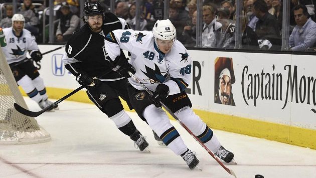Útočník San Jose Tomáš Hertl Tomas Hertl (vpravo) před obráncem Los Angeles Kings Drewem Doughtym v šestém utkání play off. Útočník San Jose Tomáš Hertl Tomas Hertl (vpravo) před obráncem Los Angeles Kings Drewem Doughtym v šestém utkání play off.