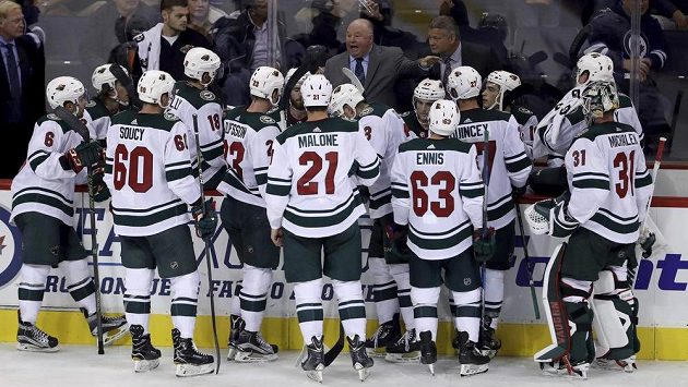 Hráči Minnesoty Wild a kouč Bruce Boudreau. Ilustrační snímek. Hráči Minnesoty Wild a kouč Bruce Boudreau. Ilustrační snímek.