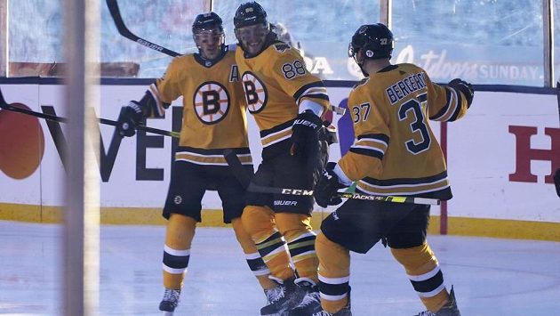Radost v podání hokejistů Bostonu Bruins. David Pastrňák oslavuje svůj gól proti Philadelphii s parťáky Bradem Marchandem a Patricem Bergeronem. Radost v podání hokejistů Bostonu Bruins. David Pastrňák oslavuje svůj gól proti Philadelphii s parťáky Bradem Marchandem a Patricem Bergeronem.