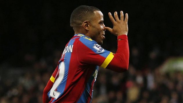 Fotbalista Crystalu Palace Jason Puncheon slaví gól proti Manchesteru City. Fotbalista Crystalu Palace Jason Puncheon slaví gól proti Manchesteru City.
