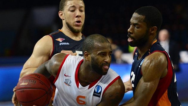 (Zleva) Brandon Triche z Říma, Darius Washington z Nymburka a Kyle Gibson z Říma - ilustrační foto. (Zleva) Brandon Triche z Říma, Darius Washington z Nymburka a Kyle Gibson z Říma - ilustrační foto.