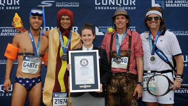 Přehlídka několika divno-běžců z losangeleského maratónu. Přehlídka několika divno-běžců z losangeleského maratónu.