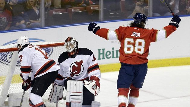 Jaromír Jágr (68) se raduje po gólu Jonathana Marchessaulta v první třetině proti New Jersey. Gólman Cory Schneider zasáhnout nestačil. Jaromír Jágr (68) se raduje po gólu Jonathana Marchessaulta v první třetině proti New Jersey. Gólman Cory Schneider zasáhnout nestačil.
