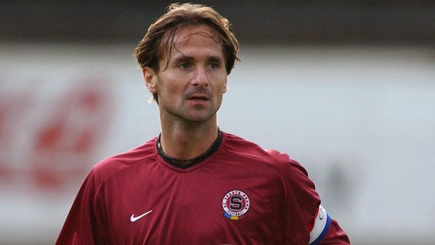 Sparťanský kapitán... Obránce Jiří Novotný během ligového uktkání v Jablonci hraného 26. října 2002. Sparťanský kapitán... Obránce Jiří Novotný během ligového uktkání v Jablonci hraného 26. října 2002.