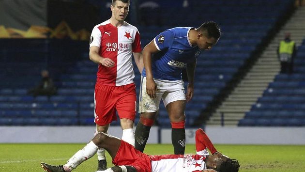 Copak si asi vyprávěli Alfredo Morelos (nahoře) z Rangers a ležící slávista Peter Olayinka? Copak si asi vyprávěli Alfredo Morelos (nahoře) z Rangers a ležící slávista Peter Olayinka?