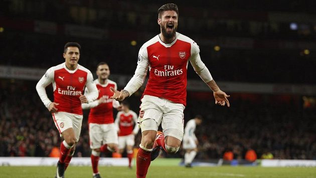 Útočník Olivier Giroud oslavuje gól proti West Bromwichi. Útočník Olivier Giroud oslavuje gól proti West Bromwichi.