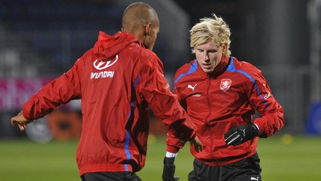 Obránci Theodor Gebre Selassie (vlevo) a František Rajtoral při tréninku českého týmu na Andrově stadiónu v Olomouci. Obránci Theodor Gebre Selassie (vlevo) a František Rajtoral při tréninku českého týmu na Andrově stadiónu v Olomouci.