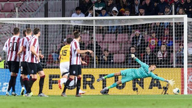 Brankář Sparty Milan Heča se marně natahuje po střele budějovického Benjamina Čoliče z přímého kopu. Brankář Sparty Milan Heča se marně natahuje po střele budějovického Benjamina Čoliče z přímého kopu.