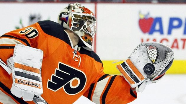 Gólman Philadelphie Michal Neuvirth v akci. Gólman Philadelphie Michal Neuvirth v akci.
