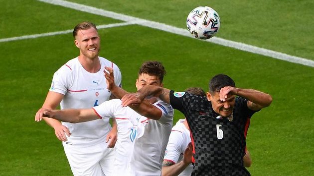 Chorvat Dejan Lovren loktem fauluje Patrika Schicka. Z nařízené penalty český hráč skóroval. Chorvat Dejan Lovren loktem fauluje Patrika Schicka. Z nařízené penalty český hráč skóroval.