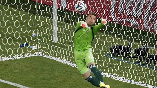 Ruský brankář Igor Akinfejev se chystá lapit míč po střele I Kun-hoa z Jižní Koreje... Ruský brankář Igor Akinfejev se chystá lapit míč po střele I Kun-hoa z Jižní Koreje...