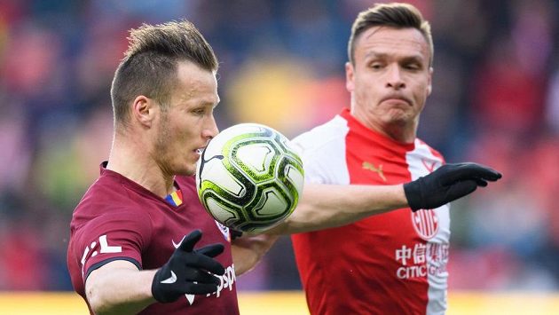 Lukáš Štetina ze Sparty a Stanislav Tecl ze Slavie v akci během derby "S". Lukáš Štetina ze Sparty a Stanislav Tecl ze Slavie v akci během derby "S".