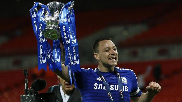 Obránce Chelsea John Terry s trofejí pro vítěze Ligového poháru. Obránce Chelsea John Terry s trofejí pro vítěze Ligového poháru.