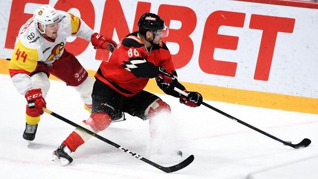 Známý hokejový útočník Sven Andrighetto (vpravo) se rozhodl zabalit své působení v KHL, kde hrál v dresu Omsku. Švýcar raději oželí smlouvu na milion dolarů a chce hrát doma ve Švýcarsku. Známý hokejový útočník Sven Andrighetto (vpravo) se rozhodl zabalit své působení v KHL, kde hrál v dresu Omsku. Švýcar raději oželí smlouvu na milion dolarů a chce hrát doma ve Švýcarsku.