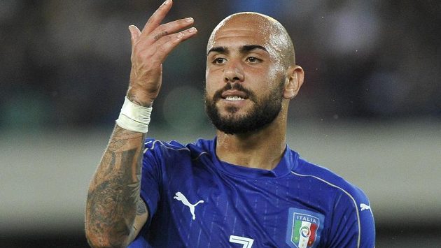Italský fotbalista Simone Zaza gestikuluje v přípravném utkání proti Finsku. Italský fotbalista Simone Zaza gestikuluje v přípravném utkání proti Finsku.