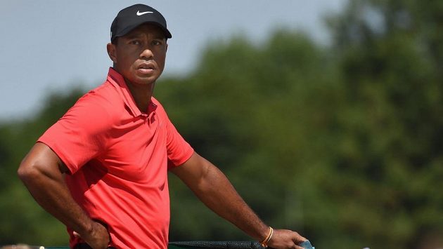 Někdejší golfová jednička Tiger Woods jako by vyhlížela zlaté staré časy... Někdejší golfová jednička Tiger Woods jako by vyhlížela zlaté staré časy...