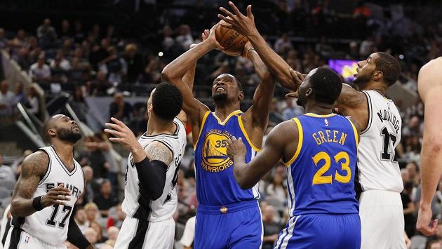 Basketbalisté Golden State si zahrají ve finále NBA, ve finále Západní konference vyhráli nad San Antoniem jasně 4:0 na zápasy. Basketbalisté Golden State si zahrají ve finále NBA, ve finále Západní konference vyhráli nad San Antoniem jasně 4:0 na zápasy.