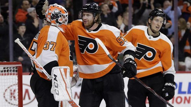 Jakub Voráček (uprostřed), brankář Brian Elliott a Robert Hagg oslavují výhru Philadelphie nad Detroitem. Jakub Voráček (uprostřed), brankář Brian Elliott a Robert Hagg oslavují výhru Philadelphie nad Detroitem.