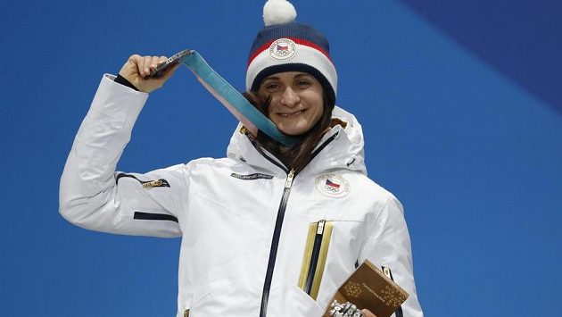 Stříbrná česká radost. Rychlobruslařka Martina Sáblíková dostala medaili za druhé místo ze závodu na 5000 metrů. Stříbrná česká radost. Rychlobruslařka Martina Sáblíková dostala medaili za druhé místo ze závodu na 5000 metrů.