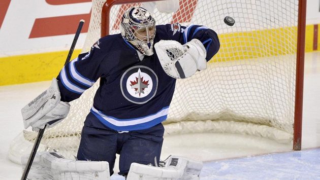 Brankář Winnipegu Ondřej Pavelec zasahuje. Brankář Winnipegu Ondřej Pavelec zasahuje.