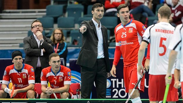 Trenér Radim Cepek udílí pokyny Tomu Ondruškovi v zápase proti Norsku. Trenér Radim Cepek udílí pokyny Tomu Ondruškovi v zápase proti Norsku.