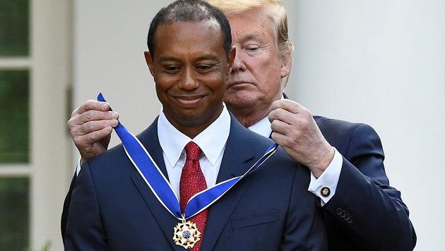 Americký prezident Donald Trump udělil golfistovi Tigeru Woodsovi Prezidentskou medailí svobody, nejvyšší civilní vyznamenání v USA. Americký prezident Donald Trump udělil golfistovi Tigeru Woodsovi Prezidentskou medailí svobody, nejvyšší civilní vyznamenání v USA.