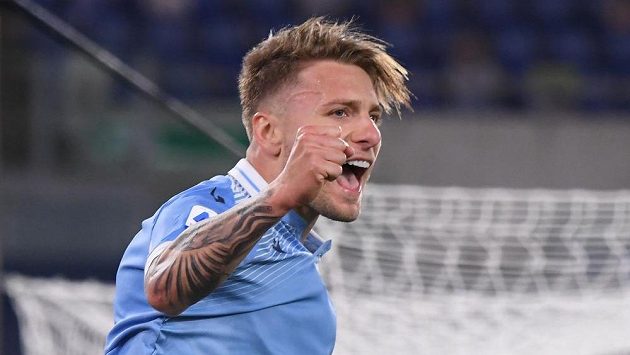 Kanonýr Lazia Řím Ciro Immobile oslavuje třetí gól svého týmu v ligovém utkání s AC Milán. Kanonýr Lazia Řím Ciro Immobile oslavuje třetí gól svého týmu v ligovém utkání s AC Milán.