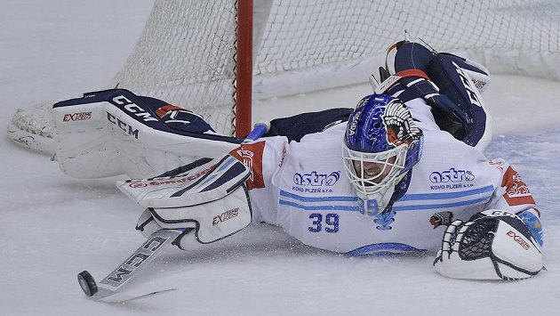Brankář Plzně Dominik Pavlát v akci. Brankář Plzně Dominik Pavlát v akci.