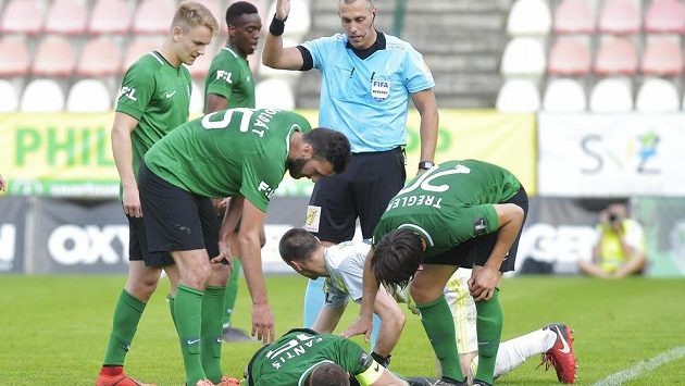 Brankár Dukly Matúš Hruška (v kleku) srazil Antonína Fantiše (na zemi) z Příbrami a kopala se druhá penalta proti Dukle Brankár Dukly Matúš Hruška (v kleku) srazil Antonína Fantiše (na zemi) z Příbrami a kopala se druhá penalta proti Dukle