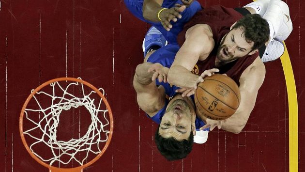 Basketbalista Clevelandu Cavaliers Kevin Love (vpravo) v podkošovém souboji se Zazou Pachuliou z Golden State Basketbalista Clevelandu Cavaliers Kevin Love (vpravo) v podkošovém souboji se Zazou Pachuliou z Golden State