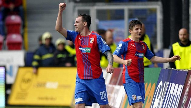 Střelec Ondřej Vaněk (vlevo) a jeho spoluhráč Václav Pilař se radují z druhého plzeňského gólu proti Baníku Ostrava. Střelec Ondřej Vaněk (vlevo) a jeho spoluhráč Václav Pilař se radují z druhého plzeňského gólu proti Baníku Ostrava.