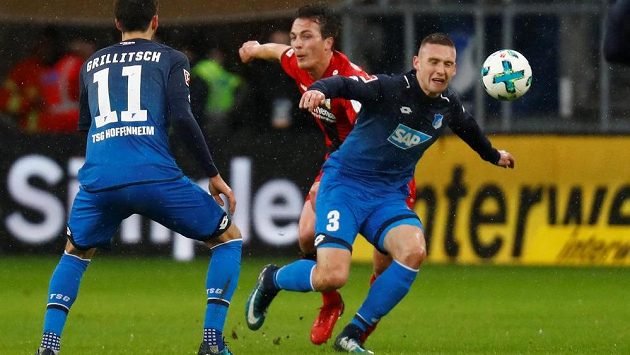 Český fotbalista Pavel Kadeřábek musel překousnout s Hoffenheimem bundesligovou porážku s Leverkusenem. Český fotbalista Pavel Kadeřábek musel překousnout s Hoffenheimem bundesligovou porážku s Leverkusenem.