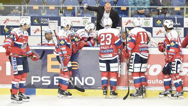 Pardubický trenér Richard Král promlouvá k hráčům během utkání v Brně. Pardubický trenér Richard Král promlouvá k hráčům během utkání v Brně.