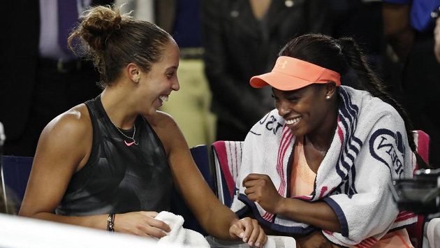 Poražená finalistka dvouhry žen na tenisovém US Open Madison Keysová po utkání žertovala se svojí kamarádkou Sloane Stephensovou (vpravo). Když se domlouvaly, že půjdou slavit do baru, navrhla Keysová kamarádce, že jí může zaplatit všechny drinky. A vítězka souhlasila. Poražená finalistka dvouhry žen na tenisovém US Open Madison Keysová po utkání žertovala se svojí kamarádkou Sloane Stephensovou (vpravo). Když se domlouvaly, že půjdou slavit do baru, navrhla Keysová kamarádce, že jí může zaplatit všechny drinky. A vítězka souhlasila.