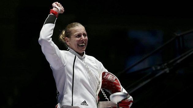 Maďarka Emese Szászová se raduje z olympijského triumfu v šermu kordem. Maďarka Emese Szászová se raduje z olympijského triumfu v šermu kordem.