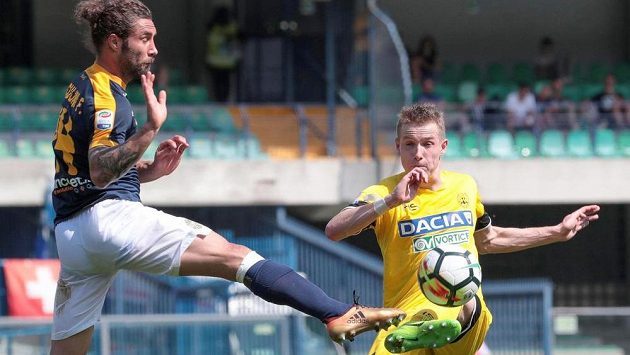 Jakub Jankto v dresu Udine (vpravo) odehrává míč přes bránícího Franca Zuculiniho z Verony v utkání Serie A. Jakub Jankto v dresu Udine (vpravo) odehrává míč přes bránícího Franca Zuculiniho z Verony v utkání Serie A.